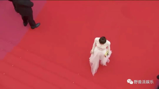 Màn đi thảm đỏ hài nhất Cannes 2018: Tình cũ G-Dragon chiếm hẳn 9 phút để...xoay tròn